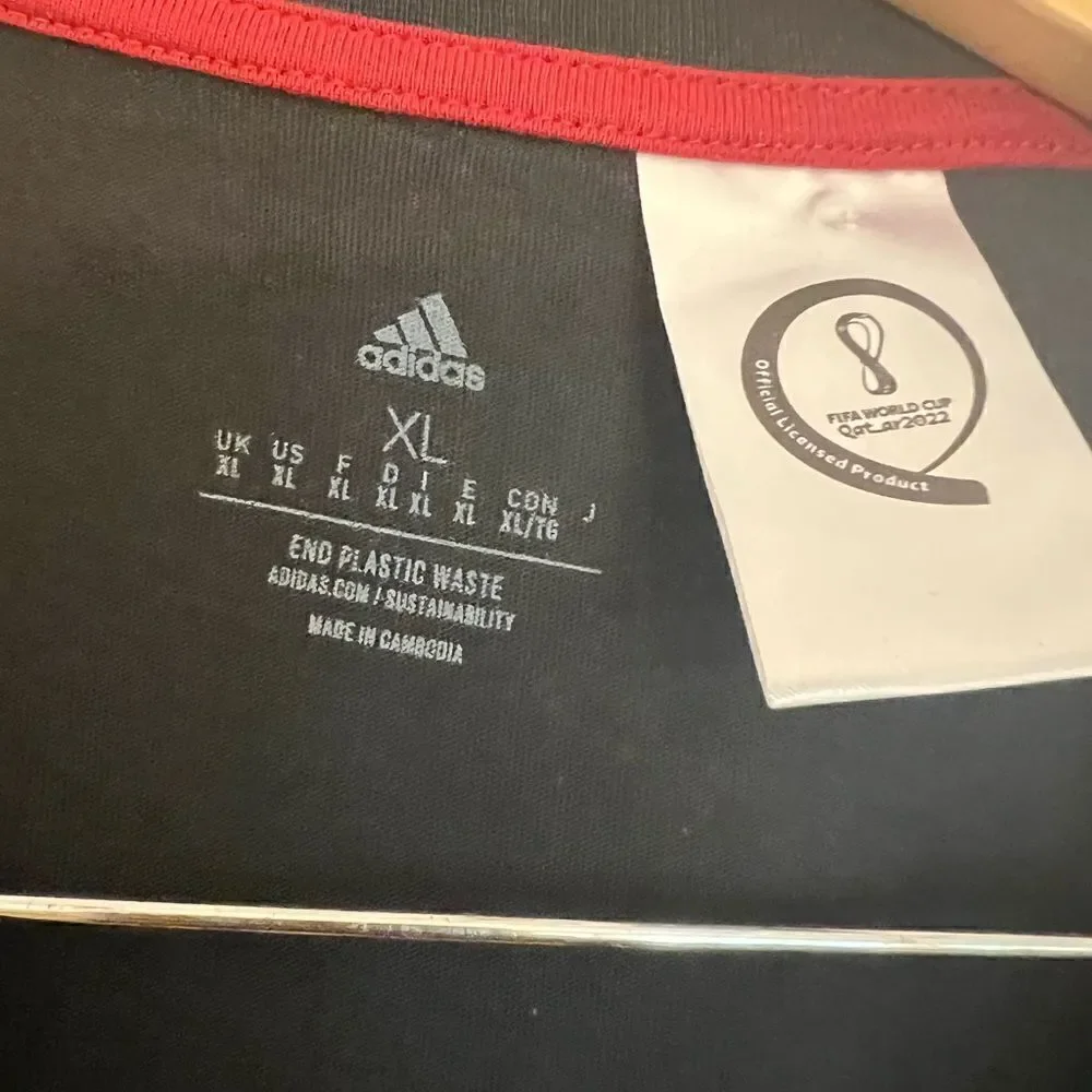 Men’s NWT Adidas FIFA World Cup 2022 Official Emblem T-shirt. Size XL.
